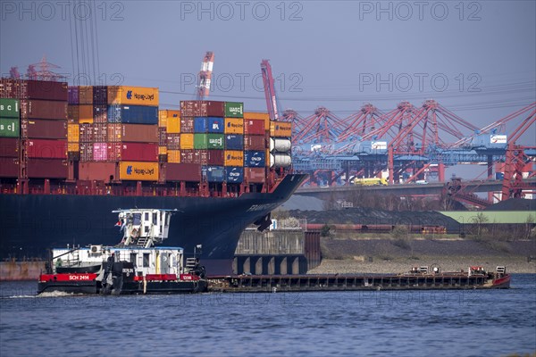 Container-Terminal-Altenwerder, Hapag-Lloyd container ship Frankfurt Express during loading and