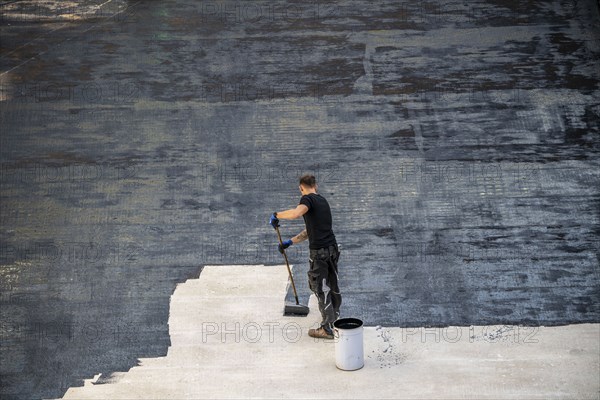 Construction site, application of a bitumen coating to a concrete ceiling, preparation for