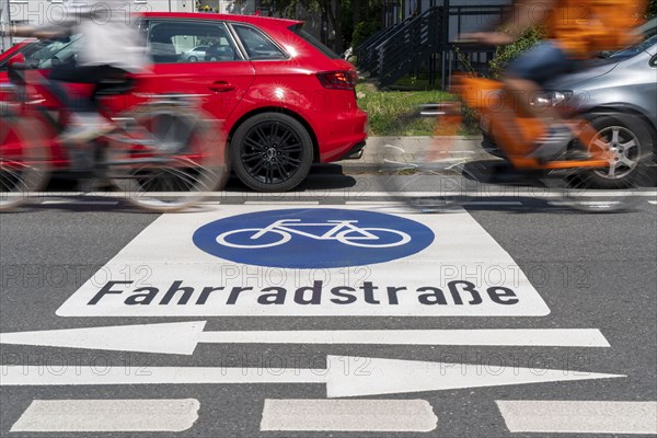 Bicycle road, cyclists have priority over car traffic, new cycle routes through Essen, here in the