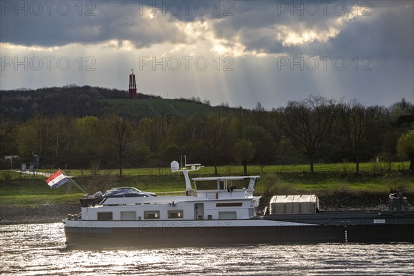 Cargo ship on the Rhine near Duisburg-Beeckerwerth, Rheinpreussen spoil tip in Mörs, spoil tip sign