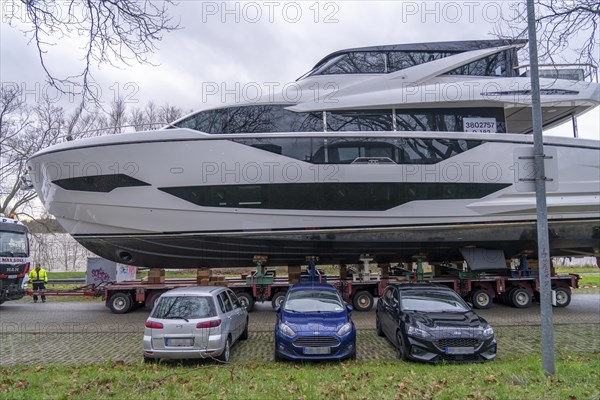 Craning the €6.3 million Sunseeker 88Y motor yacht, weighing 82 tonnes, in preparation for the