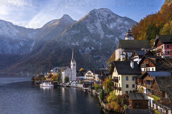 View of Hallstatt and Lake Hallstatt as well as the surrounding mountains. In the morning in autumn