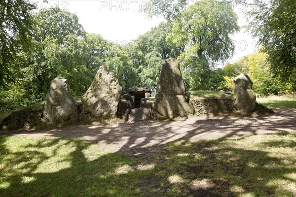 Wayland´s Smithy is an historic Neolithic chambered long barrow on the Ridgeway near Ashbury,