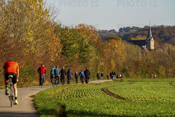 Cycle path through the Ruhraue near Essen-Kettwig, in the south of Essen, Marktkirche, part of the