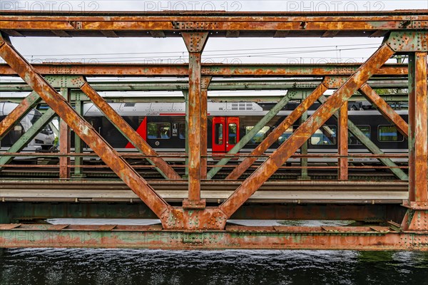 Railway bridges over the Rhine-Herne Canal near Oberhausen, for passenger and freight transport,