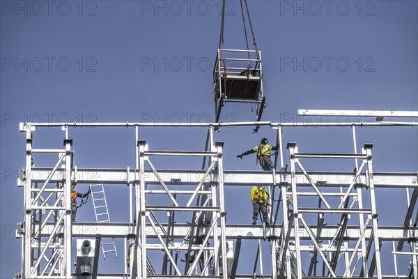 Construction of a high-bay warehouse, storage system for high space utilisation, in steel