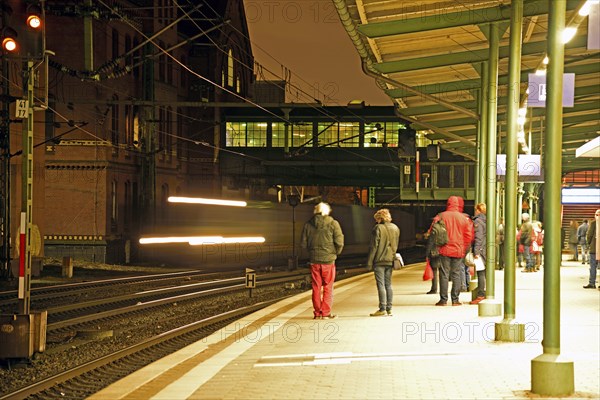 Europe, Germany, Hamburg, Harburg, railway station at night, platform, Hamburg, Hamburg, Federal