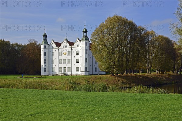 Europe, Germany, Schleswig-Holstein, Ahrensburg, moated castle Ahrensburg, autumn, front facade,