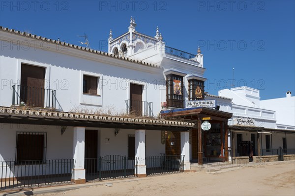 Ein traditionelles, weißes Gebäude im spanischen Stil mit Balkonen unter einem klaren, blauen