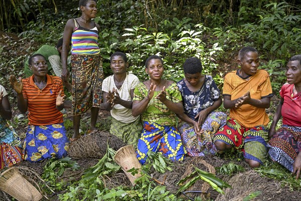 Pygmy woman from the Baka or BaAka people swear to hunt, hunting magic, net hunting, Dzanga-Sangha