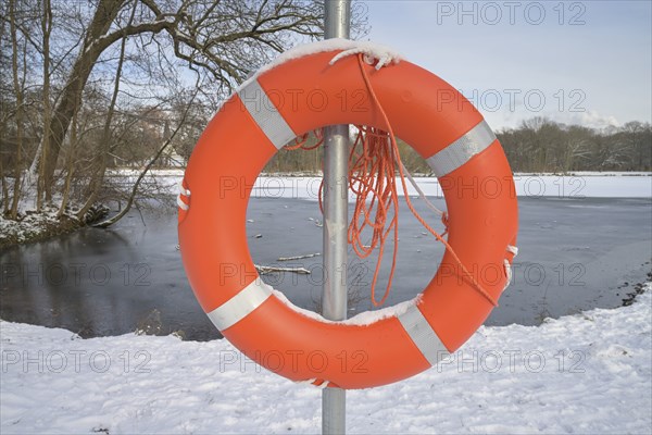 Lifebuoy, winter, carp pond, ice, Treptower Park, Treptow, Treptow-Köpenick, Berlin, Germany,