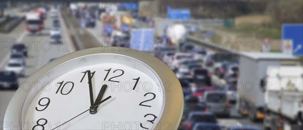 Symbolic image of traffic turnaround: Clock shows five to twelve