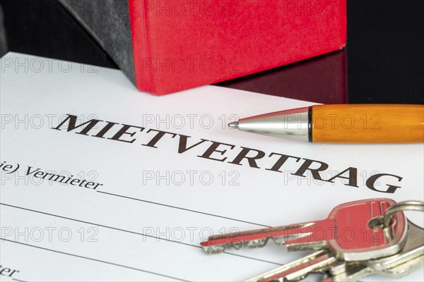 Symbolic image of rental agreement: close-up of a rental agreement and front door key