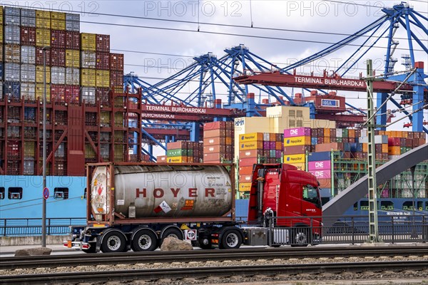 Port of Hamburg, Waltershofer Hafen, container ships, lorries bring and collect freight containers