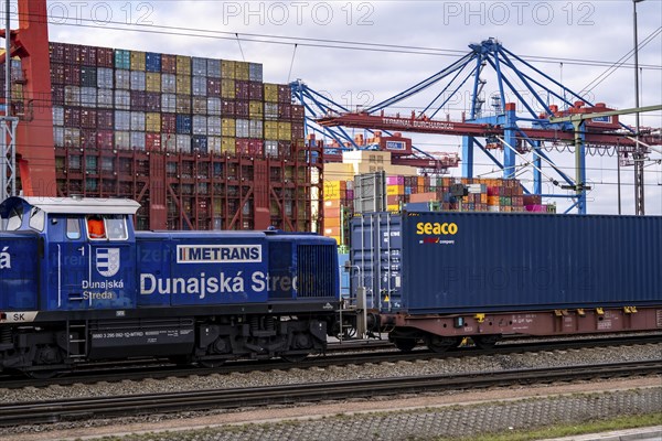 Port of Hamburg, Waltershofer Hafen, container ships, goods train brings and collects freight