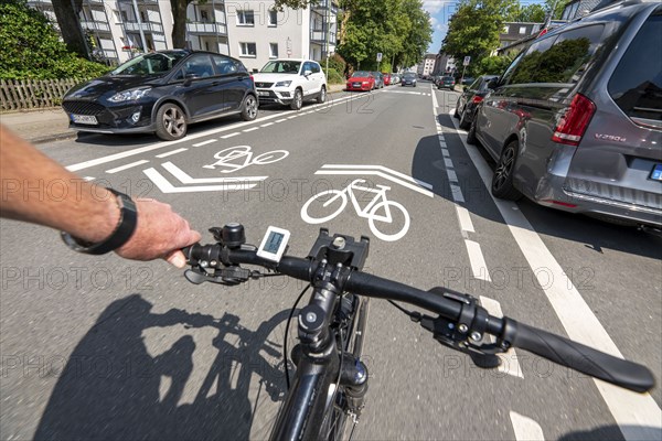 Bicycle road, cyclists have priority over car traffic, new cycle routes through Essen, here in the