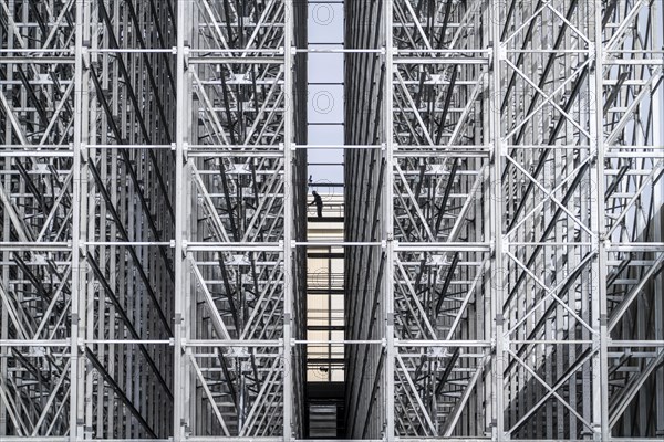 Construction of a high-bay warehouse, storage system for high space utilisation, in steel