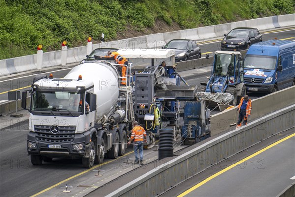 Motorway construction site on the A52 in Essen, basic renovation of the two carriageways in both