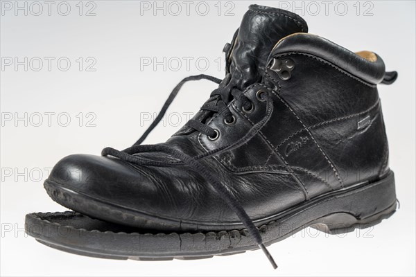 Shoe, with detached sole