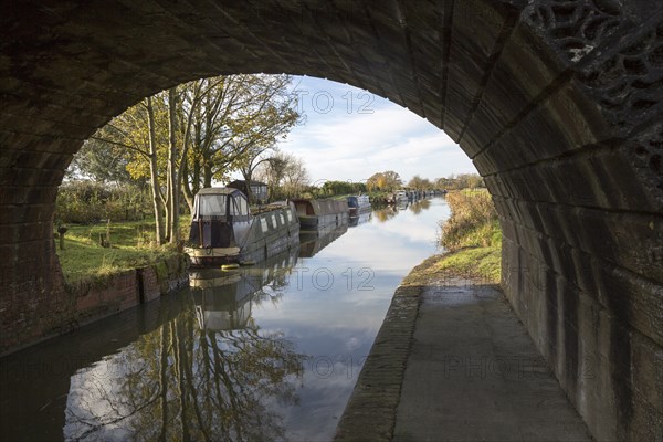 Narrowboats at Ladies bridge, Kennet and Avon canal, Wilcot, near Woodborough, Wiltshire, England,