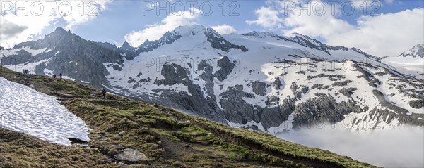 Mountaineer on a hiking trail, ascent to Schönbichler Horn, rocky summit Furtschaglspitze and