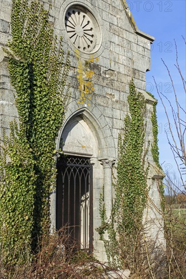 Vliegenierskapel, neglected WWI commemoration chapel for World War One aviator Paul de