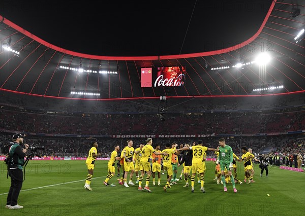 Dortmund players celebrate victory, dancing, German Classico FC Bayern Munich FCB vs. Borussia