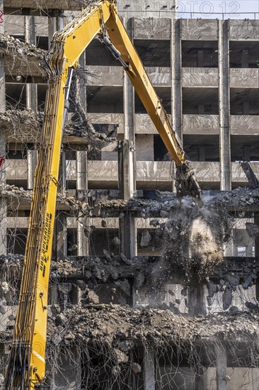 Construction site on Haroldstraße, demolition of a former office building, after complete gutting