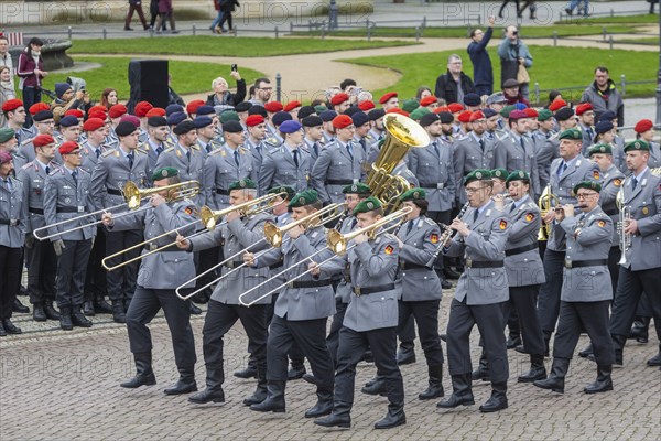 Public roll call of the Army Officers' School on Theatre Square: Bundeswehr honours and bids