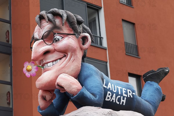 Health Minister Karl Lauterbach puts cost pressure on sick houses, papier-mâché figures, satirical
