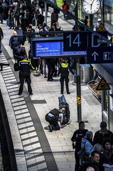 Police action at Hamburg central station, in the evening rush hour, an abandoned suitcase was