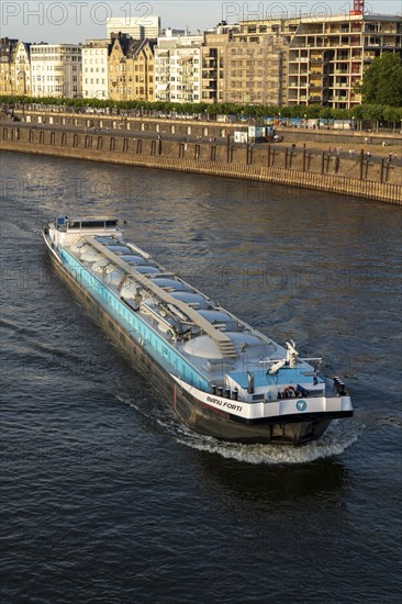 Tanker specially designed for bulk goods in powder form, 8 pressurised cargo tanks with 1258 m3,
