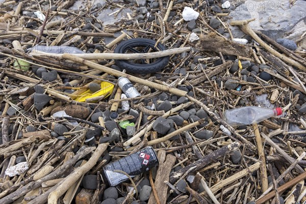 Symbolic image environmental pollution, plastic waste, rubbish, flotsam from a flood on the Neckar