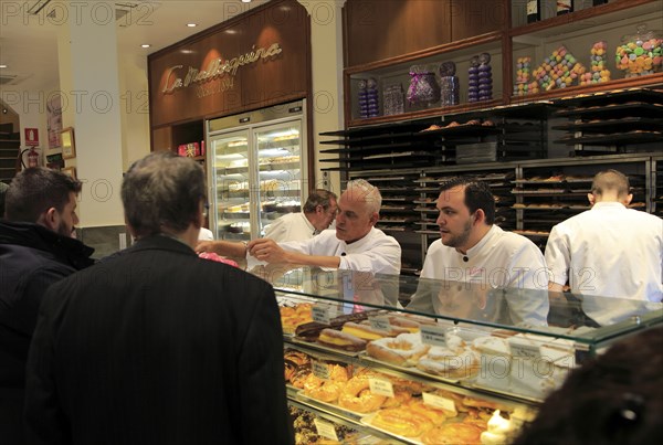 Customers inside baker confectionery shop, La Mallorquina, Calle Mayor, Madrid, Spain, Europe