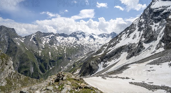 Mountain landscape, view into the valley Floitengrund with mountain peak Greizer Spitze with snow,