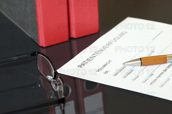 Symbolic image: Healthcare proxy, living will on a tray table