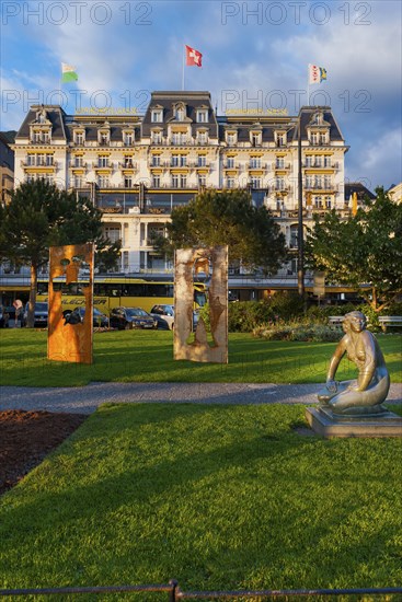 Works of art on the promenade, hotel, building, summer, summer holiday, summery, evening mood,