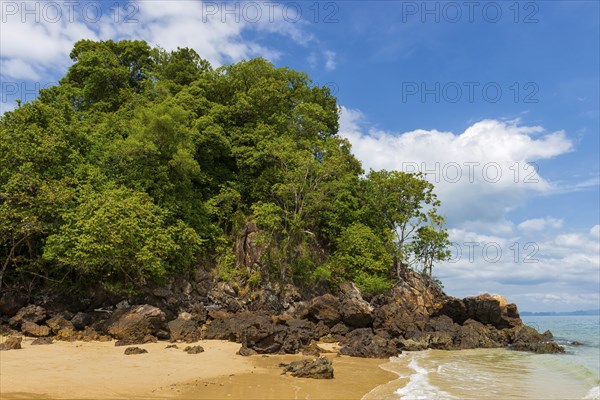 Lonely beach on Koh Yao Noi, beach holiday, beach landscape, rocks, forest, rainforest, sea, dream