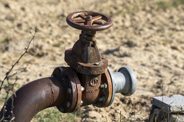 Water tap, water wheel, pipe, field, dry, drought, large, irrigation, agriculture, Provence,