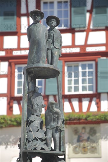 Snowball column by Gerold Jäggle with sculpture, figures by Hansjakob, detail, column, Hagnau,