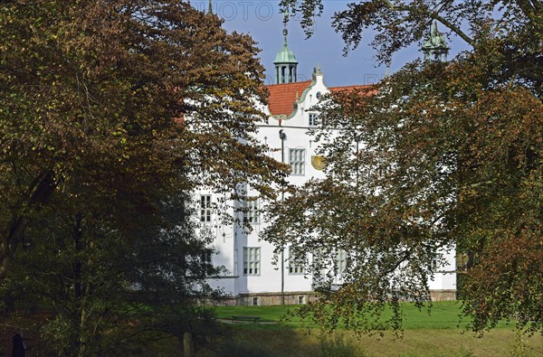 Europe, Germany, Schleswig-Holstein, Ahrensburg, moated castle Ahrensburg, autumn, front facade,