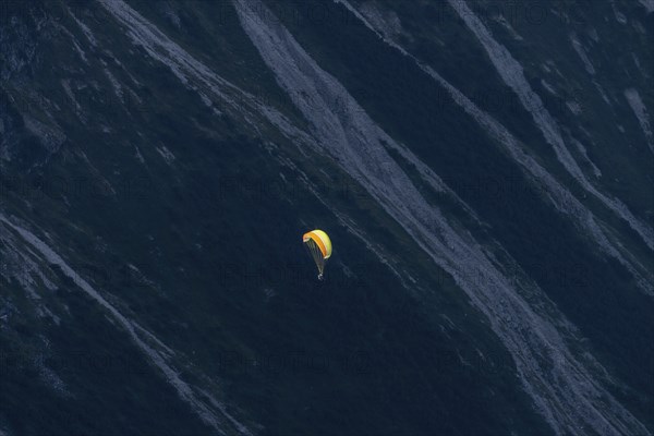 Paragliding, tandem flight, at the Nebelhorn, 2224m, Allgäu Alps, Allgäu, Bavaria, Germany, Europe