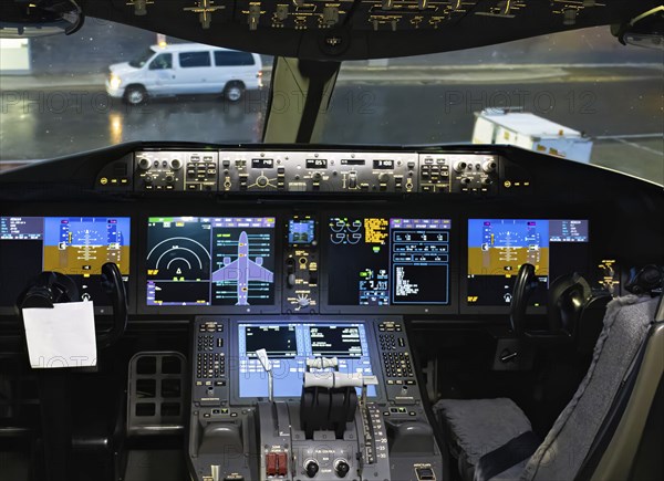 Flight control panel and flight management system in civil airplane cockpit
