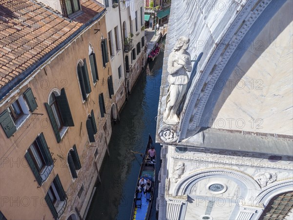 Marmor verkleidete Kirche Santa Maria dei Miracoli, im Sestiere Cannaregio, Drohnenaufnahme,