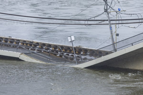 In the early hours of the morning, a section of the Carola Bridge collapsed for unknown reasons.
