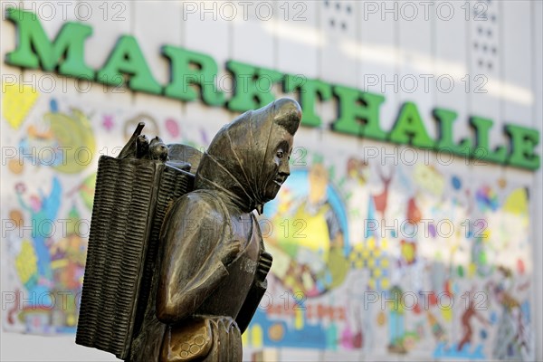 The bronze sculpture Kiepenfrau by Hans-Jürgen Zimmemann shows Karoline Duhnsen in front of the