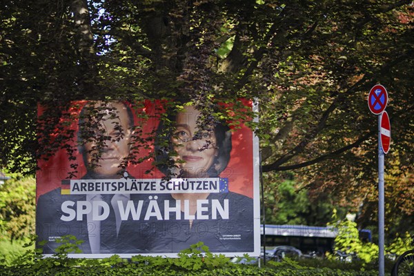 An SPD election poster for the European elections with Federal Chancellor Olaf Scholz and lead