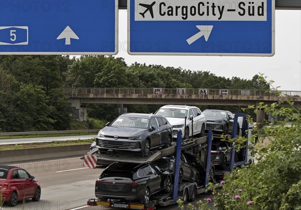 Traffic on the A5 motorway next to the airport, Frankfurt am Main, Hesse, Germany, Europe