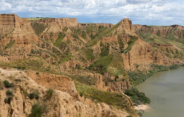 Ein beeindruckender Canyon, der sich entlang eines Flusses erstreckt, mit einer Mischung aus