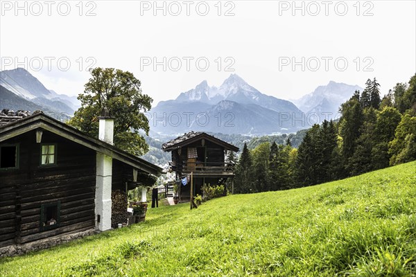 Historic wooden house, view of the Watzmann, Berchtesgarden Alps, Berchtesgaden, Berchtesgadener